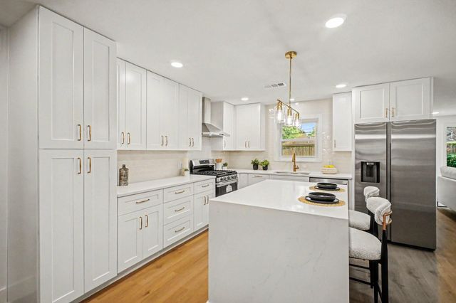 5443 Redstart Street, Houston, TX 77096
