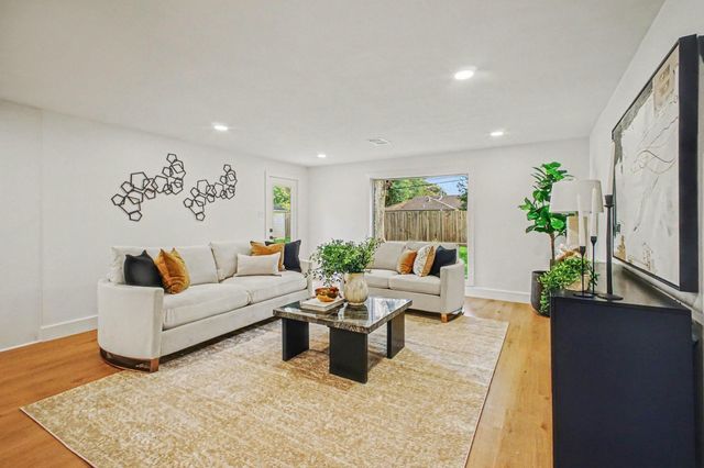 5443 Redstart Street, Houston, TX 77096