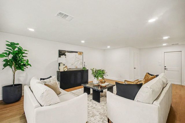 5443 Redstart Street, Houston, TX 77096
