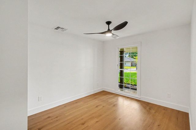 5443 Redstart Street, Houston, TX 77096
