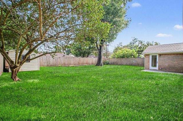 5443 Redstart Street, Houston, TX 77096