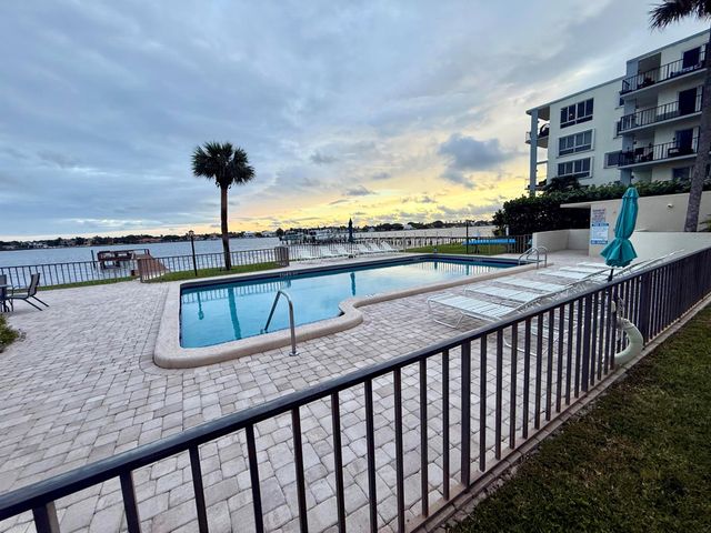 1204 S Lake Drive E 3, Lantana, FL 33462