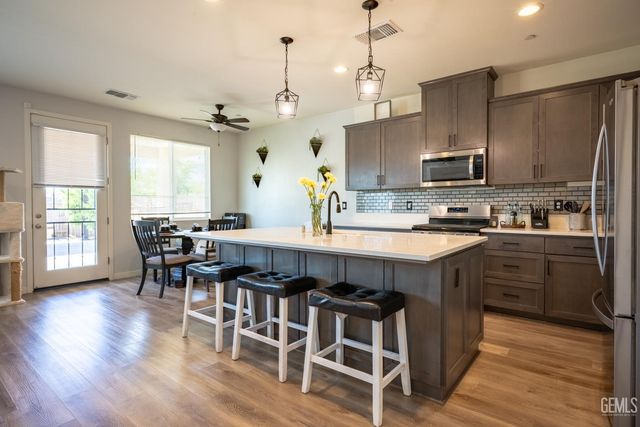 7903 Bandelier Drive, Bakersfield, CA 93313