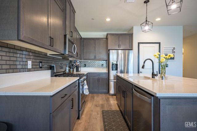 7903 Bandelier Drive, Bakersfield, CA 93313