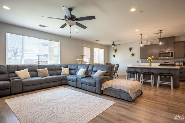 7903 Bandelier Drive, Bakersfield, CA 93313