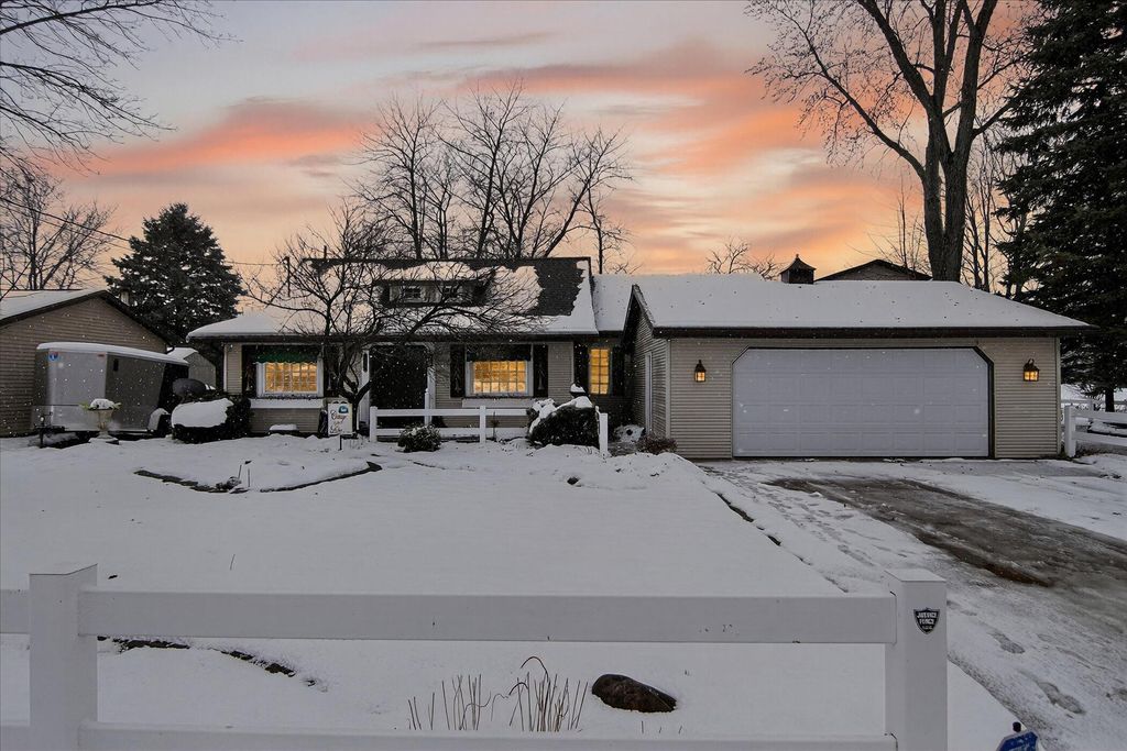 289 Lyon Lake Road, Fredonia Twp, MI 49068