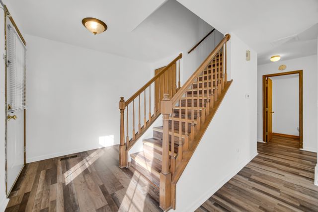 55 King Drive, Streamwood, IL 60107