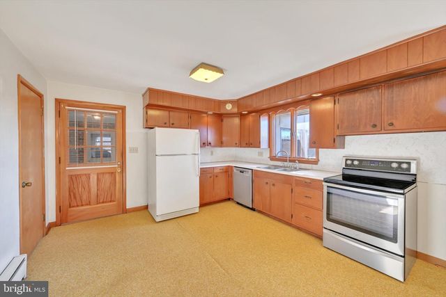 3137 E GALEN HALL RD, Reinholds, PA 17569