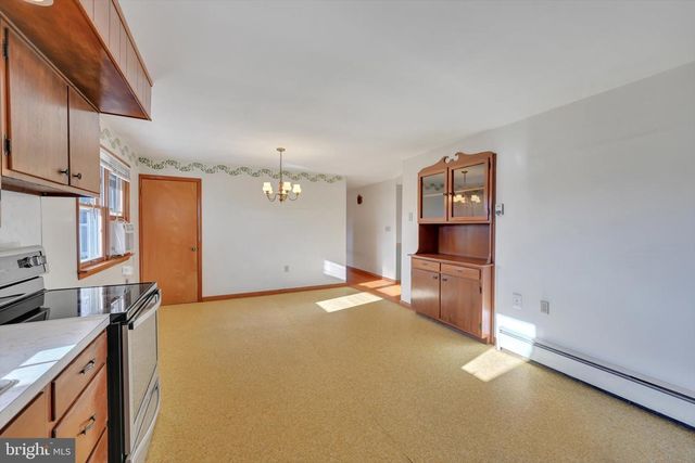 3137 E GALEN HALL RD, Reinholds, PA 17569