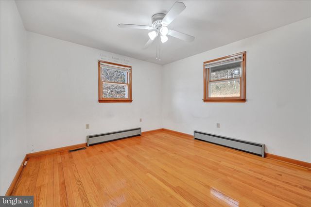 3137 E GALEN HALL RD, Reinholds, PA 17569