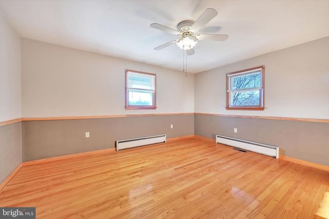 3137 E GALEN HALL RD, Reinholds, PA 17569