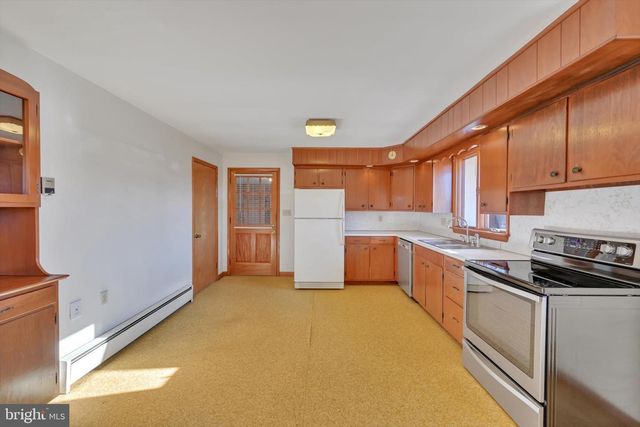 3137 E GALEN HALL RD, Reinholds, PA 17569