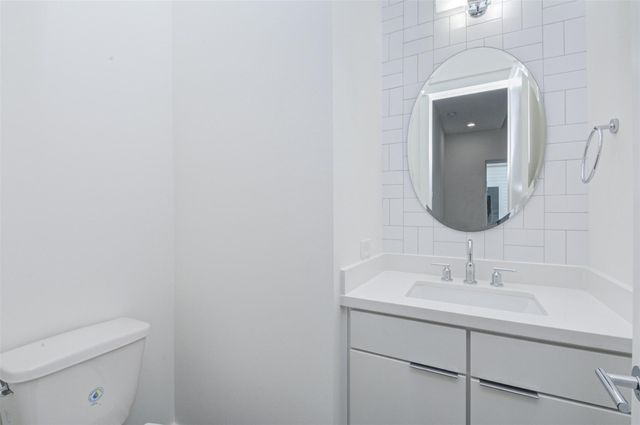 1123 W 17th Street B, Houston, TX 77008