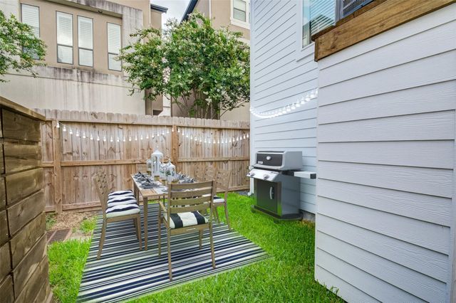 1123 W 17th Street B, Houston, TX 77008