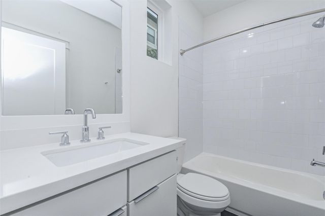 1123 W 17th Street B, Houston, TX 77008