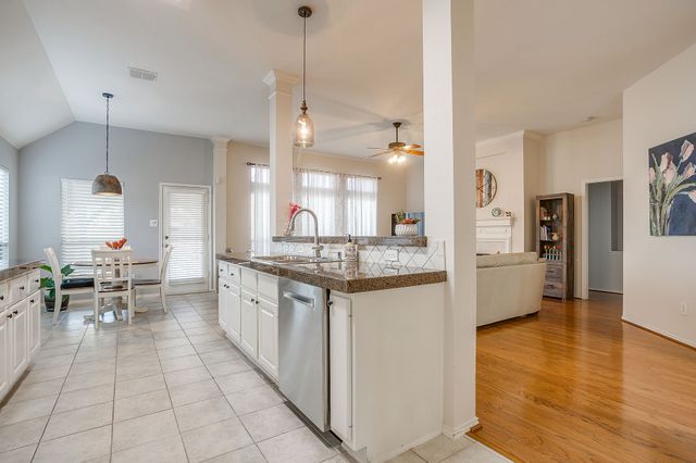 6425 Greenbriar Lane, Fort Worth, TX 76132