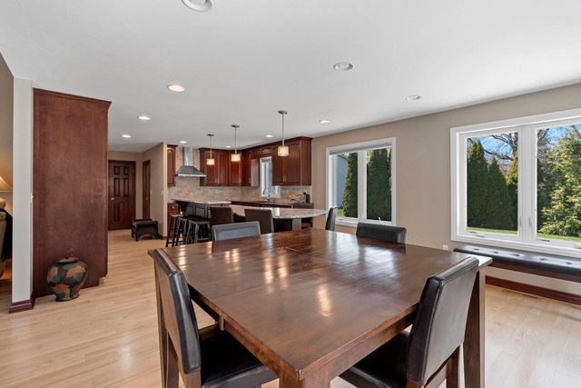 715 HICKORY VALLEY COURT, De Pere, WI 54115