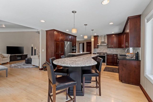 715 HICKORY VALLEY COURT, De Pere, WI 54115