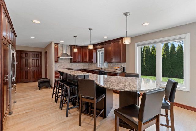 715 HICKORY VALLEY COURT, De Pere, WI 54115