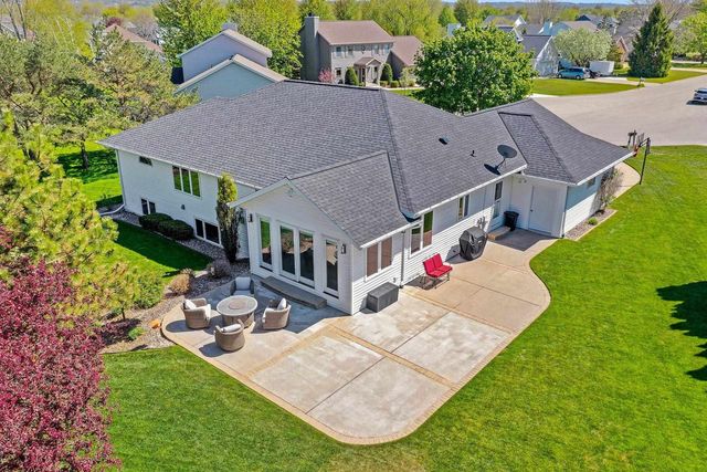 715 HICKORY VALLEY COURT, De Pere, WI 54115