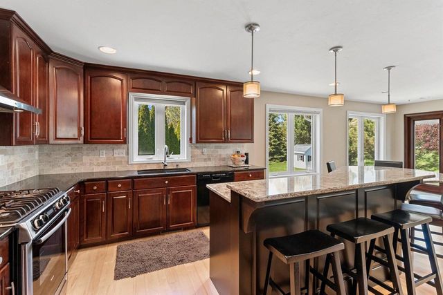 715 HICKORY VALLEY COURT, De Pere, WI 54115