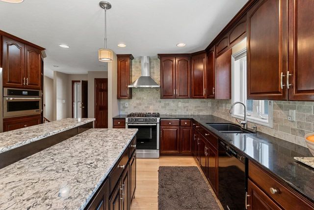 715 HICKORY VALLEY COURT, De Pere, WI 54115