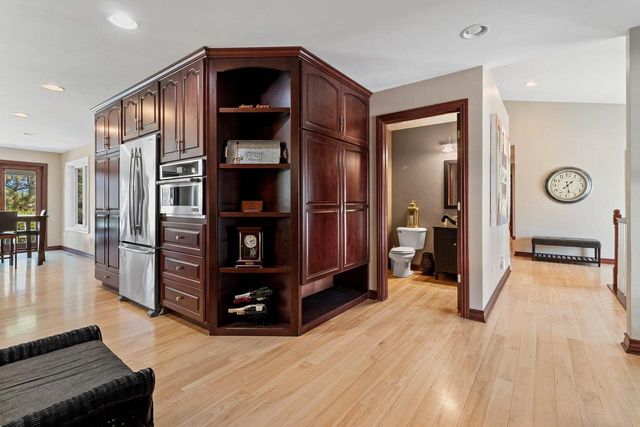 715 HICKORY VALLEY COURT, De Pere, WI 54115