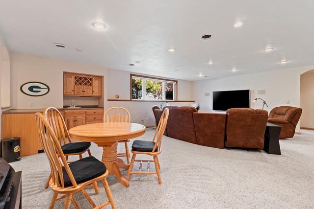 715 HICKORY VALLEY COURT, De Pere, WI 54115