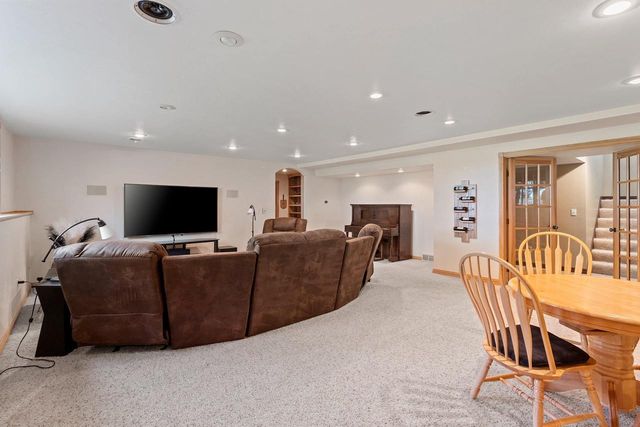 715 HICKORY VALLEY COURT, De Pere, WI 54115