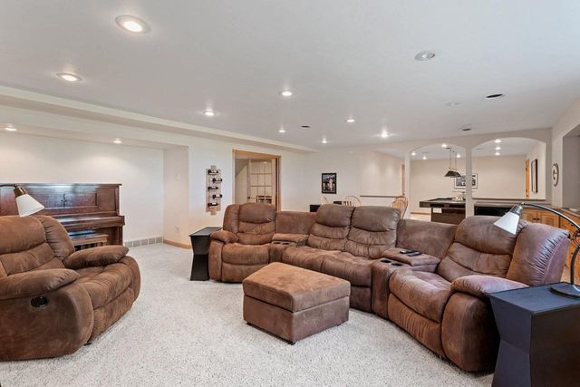 715 HICKORY VALLEY COURT, De Pere, WI 54115