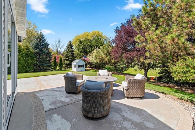 715 HICKORY VALLEY COURT, De Pere, WI 54115