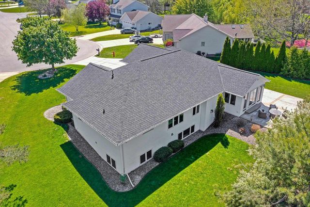 715 HICKORY VALLEY COURT, De Pere, WI 54115