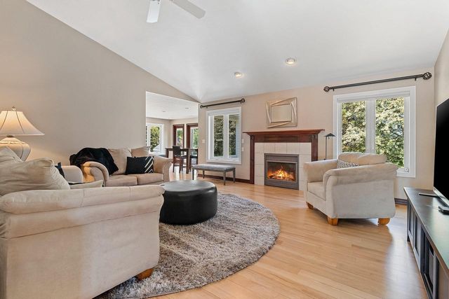 715 HICKORY VALLEY COURT, De Pere, WI 54115