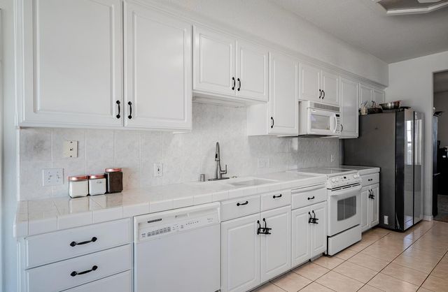 19360 Maple Avenue, Laton, CA 93242