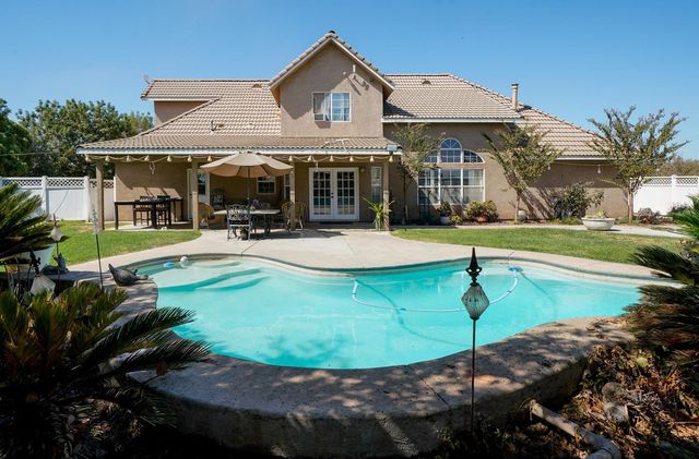 19360 Maple Avenue, Laton, CA 93242
