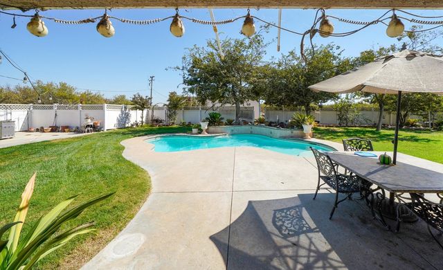 19360 Maple Avenue, Laton, CA 93242