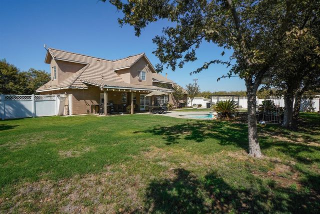 19360 Maple Avenue, Laton, CA 93242