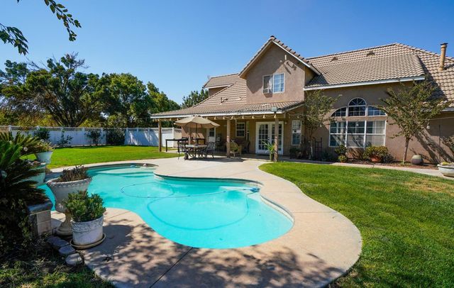19360 Maple Avenue, Laton, CA 93242