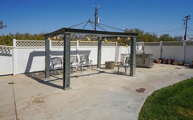 19360 Maple Avenue, Laton, CA 93242