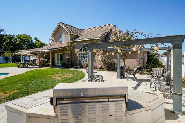 19360 Maple Avenue, Laton, CA 93242
