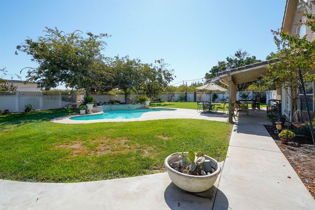 19360 Maple Avenue, Laton, CA 93242
