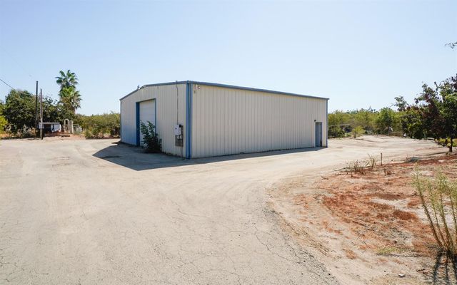 19360 Maple Avenue, Laton, CA 93242