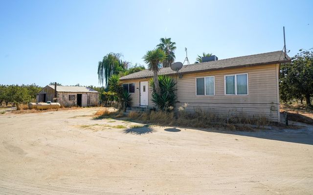 19360 Maple Avenue, Laton, CA 93242