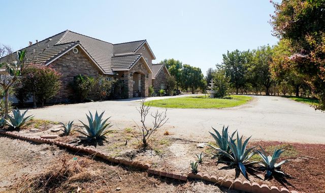 19360 Maple Avenue, Laton, CA 93242