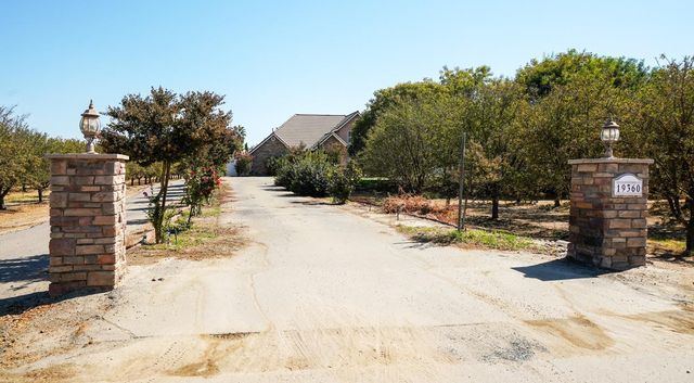 19360 Maple Avenue, Laton, CA 93242