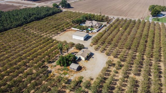 19360 Maple Avenue, Laton, CA 93242
