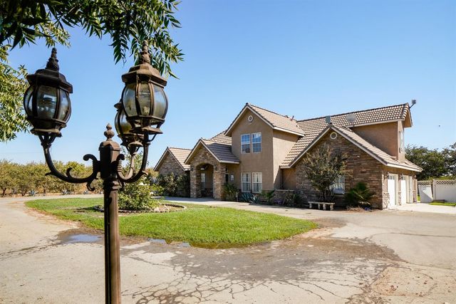 19360 Maple Avenue, Laton, CA 93242