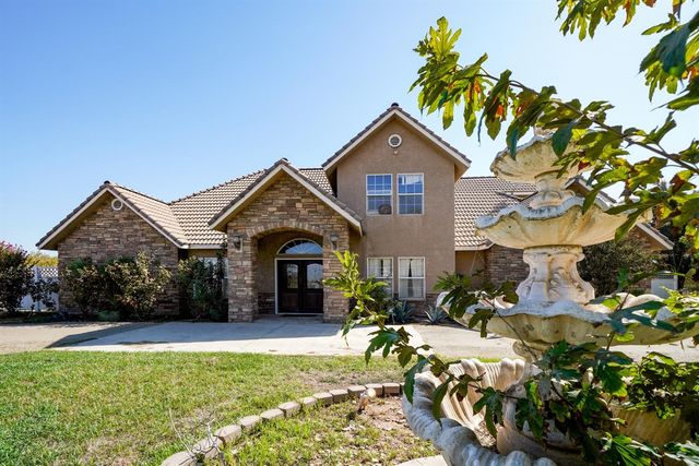 19360 Maple Avenue, Laton, CA 93242