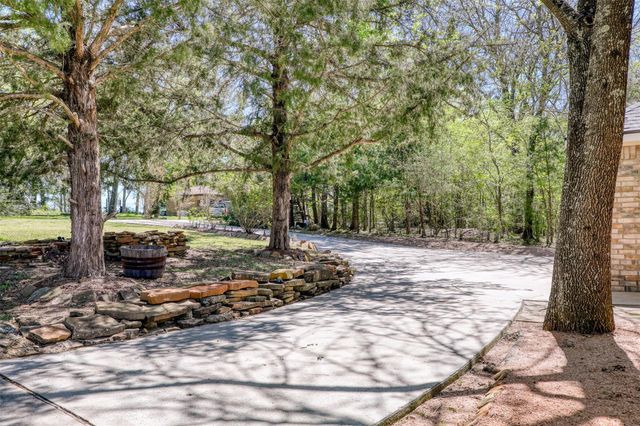 12111 N Ridgeway Drive, Willis, TX 77318