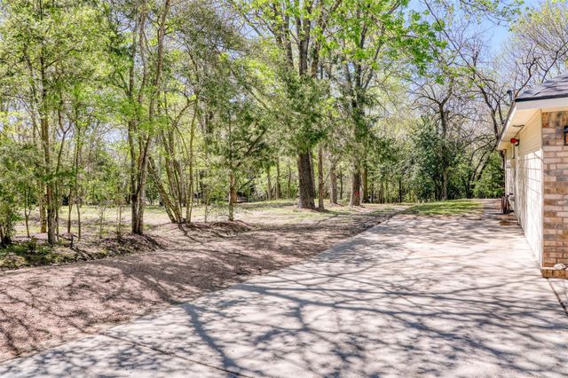 12111 N Ridgeway Drive, Willis, TX 77318